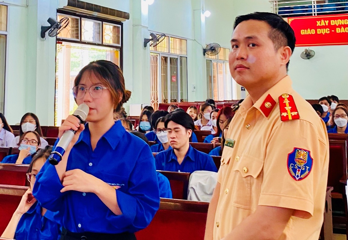 Tuyên truyền kiến thức pháp luật, kỹ năng tham gia giao thông cho hơn 160  đoàn viên, sinh viên Trường Đại học Hải Phòng